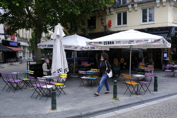 Servitör Klädd Skyddande Mask Betjänar Kund Som Restauranger Och Barer — Stockfoto