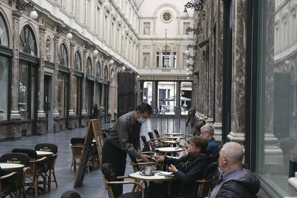 Servitör Klädd Skyddande Mask Betjänar Kund Som Restauranger Och Barer — Stockfoto