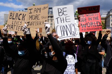 Protestocular, 7 Haziran 2020 Pazar günü Brüksel 'in merkezinde düzenlenen Siyahi Yaşamlar Önemi Protesto Yürüyüşü sırasında toplanan pankartları ellerinde tutuyorlar.. 