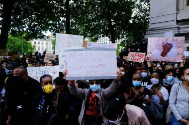 Protestocular, 7 Haziran 2020 Pazar günü Brüksel 'in merkezinde düzenlenen Siyahi Yaşamlar Önemi Protesto Yürüyüşü sırasında toplanan pankartları ellerinde tutuyorlar.. 