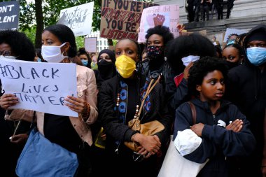Protestocular, 7 Haziran 2020 Pazar günü Brüksel 'in merkezinde düzenlenen Siyahi Yaşamlar Önemi Protesto Yürüyüşü sırasında toplanan pankartları ellerinde tutuyorlar.. 