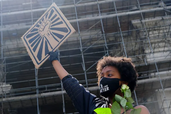 抗議者達は 2020年6月7日 日曜日 のブラック ライフ事件の抗議集会の間 ブリュッセル中央部に集まる際に プラカードを保持します — ストック写真