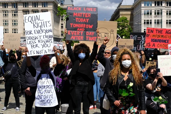2020年6月7日 星期日 抗议者聚集在布鲁塞尔市中心的 黑色生命物质 抗议集会上 举着标语 — 图库照片