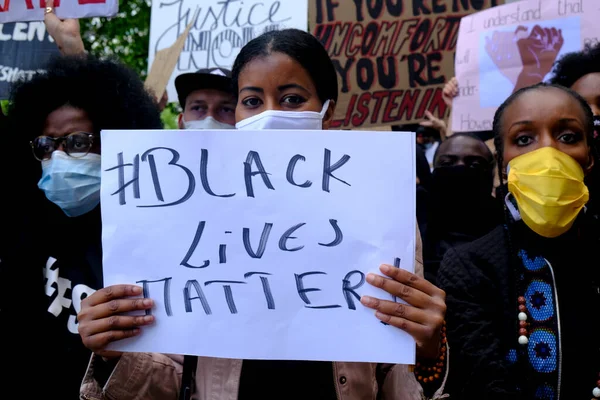 Tüntetők Plakátokat Tartanak Ahogy Összegyűlnek Brüsszel Központjában Black Lives Matter — Stock Fotó