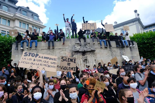 Manifestantes Sostienen Pancartas Mientras Reúnen Centro Bruselas Durante Manifestación Protesta —  Fotos de Stock