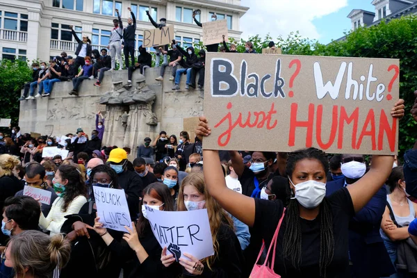 Protestocular, 7 Haziran 2020 Pazar günü Brüksel 'in merkezinde düzenlenen Siyahi Yaşamlar Önemi Protesto Yürüyüşü sırasında toplanan pankartları ellerinde tutuyorlar.. 