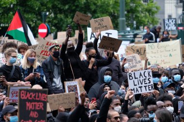 Protestocular, 7 Haziran 2020 Pazar günü Brüksel 'in merkezinde düzenlenen Siyahi Yaşamlar Önemi Protesto Yürüyüşü sırasında toplanan pankartları ellerinde tutuyorlar.. 