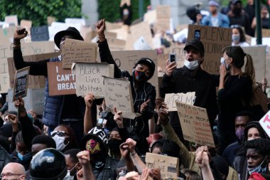 Protestocular, 7 Haziran 2020 Pazar günü Brüksel 'in merkezinde düzenlenen Siyahi Yaşamlar Önemi Protesto Yürüyüşü sırasında toplanan pankartları ellerinde tutuyorlar.. 