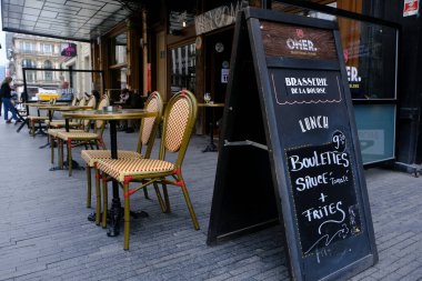 8 Haziran 2020 'de Brüksel, Belçika' da meydana gelen Coronavirus hastalığı (COVID-19) salgını sırasında haftalarca süren tecrit kısıtlamaları sonrasında boş bir turistik bölge ve barların yeniden açılması. 