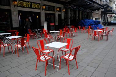 8 Haziran 2020 'de Brüksel, Belçika' da meydana gelen Coronavirus hastalığı (COVID-19) salgını sırasında haftalarca süren tecrit kısıtlamaları sonrasında boş bir turistik bölge ve barların yeniden açılması. 