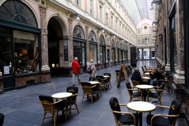 8 Haziran 2020 'de Brüksel, Belçika' da meydana gelen Coronavirus hastalığı (COVID-19) salgını sırasında haftalarca süren tecrit kısıtlamaları sonrasında boş bir turistik bölge ve barların yeniden açılması. 