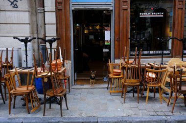 8 Haziran 2020 'de Brüksel, Belçika' da meydana gelen Coronavirus hastalığı (COVID-19) salgını sırasında haftalarca süren tecrit kısıtlamaları sonrasında boş bir turistik bölge ve barların yeniden açılması. 
