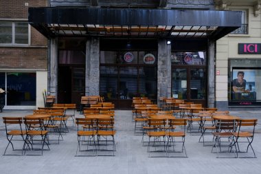 8 Haziran 2020 'de Brüksel, Belçika' da meydana gelen Coronavirus hastalığı (COVID-19) salgını sırasında haftalarca süren tecrit kısıtlamaları sonrasında boş bir turistik bölge ve barların yeniden açılması. 