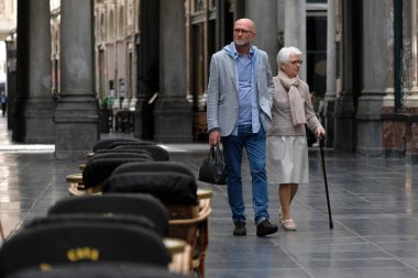 8 Haziran 2020 'de Brüksel, Belçika' da meydana gelen Coronavirus hastalığı (COVID-19) salgını sırasında haftalarca süren tecrit kısıtlamaları sonrasında boş bir turistik bölge ve barların yeniden açılması. 