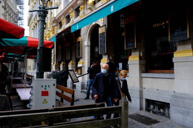 8 Haziran 2020 'de Belçika' da meydana gelen koronavirüs hastalığı (COVID-19) salgını sonrasında ülke tecrit kısıtlamalarını gevşetmeye başladığında, Brüksel 'in merkezinde bir restoranın teraslarını hazırlayan bir çalışan görülüyor.