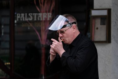 8 Haziran 2020 'de Belçika' da meydana gelen koronavirüs hastalığı (COVID-19) salgını sonrasında ülke tecrit kısıtlamalarını gevşetmeye başladığında, Brüksel 'in merkezinde bir restoranın teraslarını hazırlayan bir çalışan görülüyor.