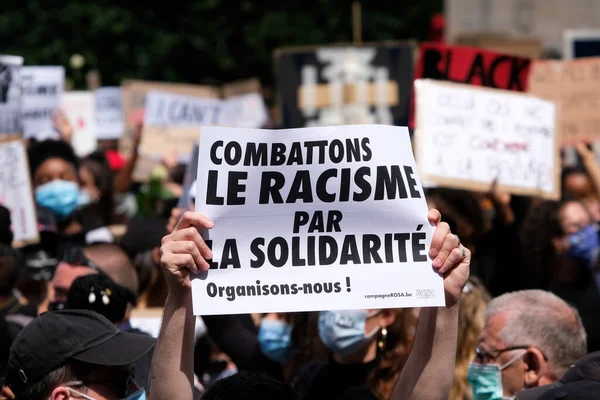 Manifestanti Tengono Cartelli Mentre Riuniscono Nel Centro Bruxelles Durante Raduno — Foto Stock