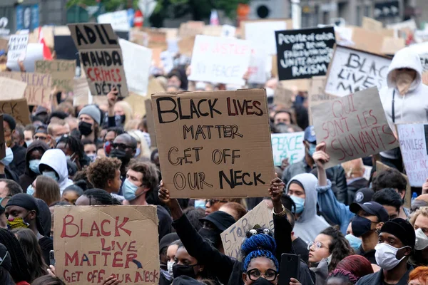 Tüntetők Plakátokat Tartanak Ahogy Összegyűlnek Brüsszel Központjában Black Lives Matter — Stock Fotó