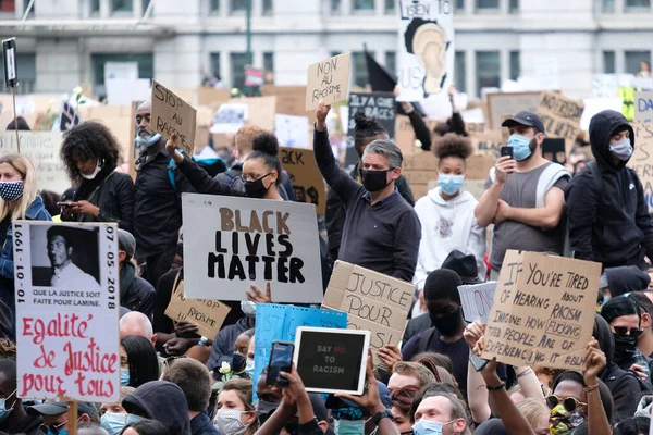 Protestujący Zbierają Się Centrum Brukseli Podczas Protestu Przeciwko Black Lives — Zdjęcie stockowe