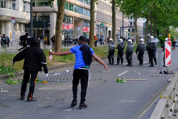 デモ隊は6月にベルギーのブリュッセルで行われたジョージ フロイドのミネアポリス警察による拘留中に人種的不平等に対する反人種差別抗議の中で暴動警察と衝突した 2020年7月7日 — ストック写真