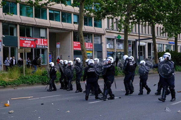 在6月1日乔治 弗洛伊德在比利时布鲁塞尔被明尼阿波利斯警方拘留后 示威者在一次反对种族不平等的反种族主义抗议活动中与防暴警察发生冲突 2020 — 图库照片