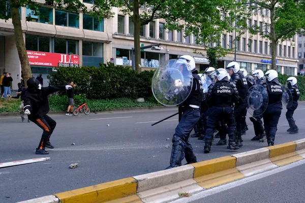 デモ隊は6月にベルギーのブリュッセルで行われたジョージ フロイドのミネアポリス警察による拘留中に人種的不平等に対する反人種差別抗議の中で暴動警察と衝突した 2020年7月7日 — ストック写真