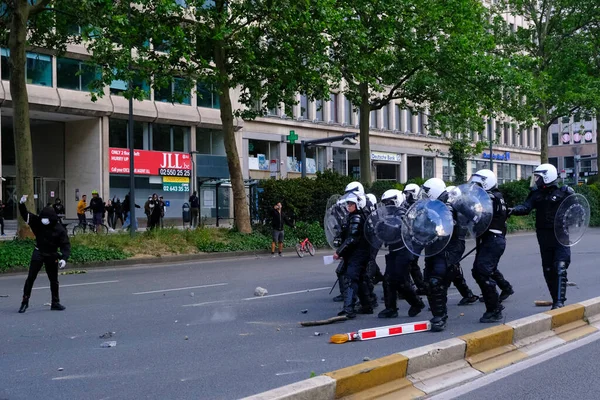 Manifestantes Enfrentaron Con Policía Antidisturbios Durante Una Protesta Antirracista Contra —  Fotos de Stock