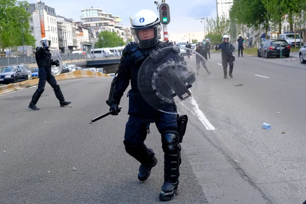 Demonstratoren Botsten Met Oproerpolitie Tijdens Een Protest Tegen Raciale Ongelijkheid — Stockfoto