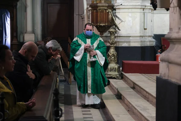 Priest Wearing Face Mask Gives Communion Worshiper First Mass Start — Stock Photo, Image