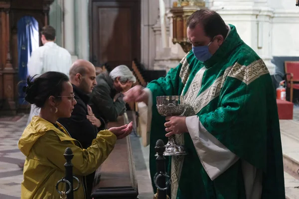 Priest Wearing Face Mask Gives Communion Worshiper First Mass Start — Stock Photo, Image