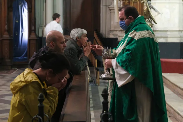 Priest Wearing Face Mask Gives Communion Worshiper First Mass Start — Stock Photo, Image
