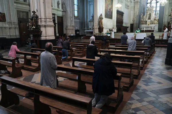 Los Fieles Participan Primera Misa Desde Inicio Pandemia Del Coronavirus —  Fotos de Stock