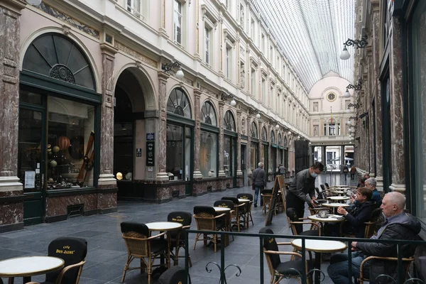 Cameriere Indossando Una Maschera Protettiva Serve Cliente Come Ristoranti Bar — Foto Stock