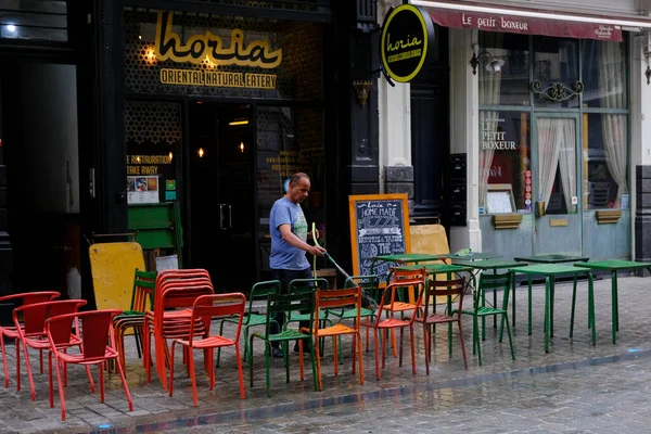 Ein Mitarbeiter Bereitet Die Terrassen Eines Restaurants Zentrum Von Brüssel — Stockfoto