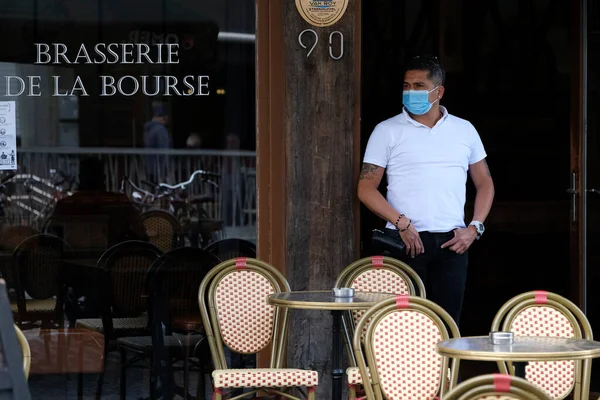 Egy Alkalmazott Egy Központi Brüsszeli Étterem Teraszait Készíti Elő Mivel — Stock Fotó