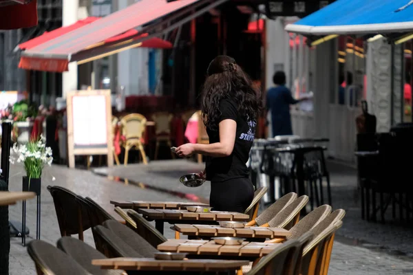 Anställd Förbereder Terrasserna Restaurang Centrala Bryssel Eftersom Landet Började Lätta — Stockfoto