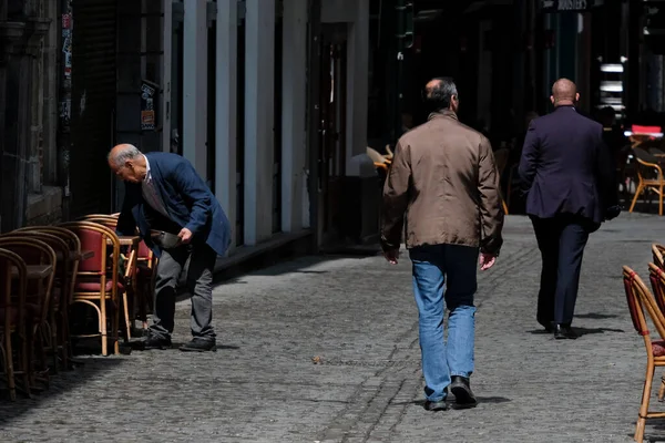 Egy Alkalmazott Egy Központi Brüsszeli Étterem Teraszait Készíti Elő Mivel — Stock Fotó