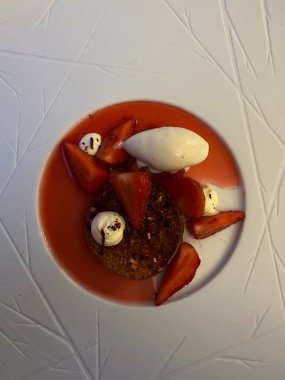 Tabakta güzel ve lezzetli bir tatlı, enfes bir yemek, yaratıcı restoran yemeği konsepti.