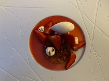 Tabakta güzel ve lezzetli bir tatlı, enfes bir yemek, yaratıcı restoran yemeği konsepti.