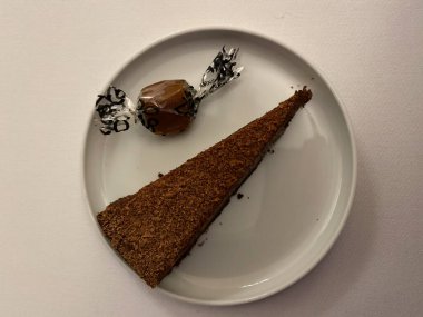 Tabakta güzel ve lezzetli bir tatlı, enfes bir yemek, yaratıcı restoran yemeği konsepti.