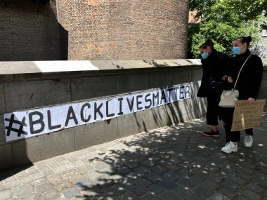 Brüksel, Belçika 7 Haziran 2020. Siyahların Yaşamları Önemlidir tabelası.