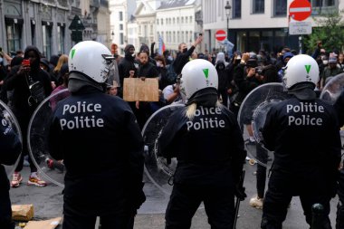 Belçika 'nın Brüksel kentinde George Floyd' un Minneapolis polis nezaretinde gerçekleşen ölüm sonrasında ırkçı eşitsizliğe karşı düzenlenen bir protesto sırasında göstericiler toplum polisiyle çatıştı. 7, 2020.