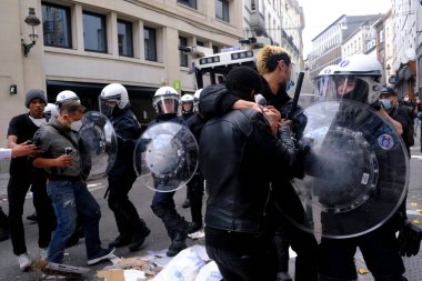 Belçika 'nın Brüksel kentinde George Floyd' un Minneapolis polis nezaretinde gerçekleşen ölüm sonrasında ırkçı eşitsizliğe karşı düzenlenen bir protesto sırasında göstericiler toplum polisiyle çatıştı. 7, 2020.