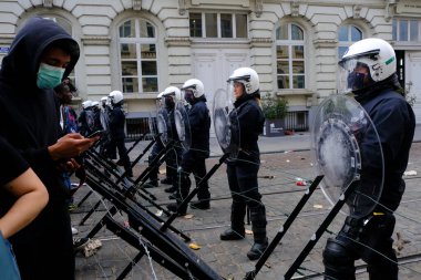 Çevik kuvvet, George Floyd 'un Brüksel, Belçika' da öldürülmesi sonrasında ırkçılık karşıtı bir protesto sırasında bölgeyi emniyete aldı. 7, 2020.