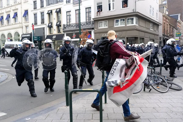Manifestantes Enfrentaron Con Policía Antidisturbios Durante Una Protesta Antirracista Contra — Foto de Stock
