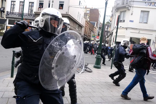 Manifestantes Enfrentaron Con Policía Antidisturbios Durante Una Protesta Antirracista Contra —  Fotos de Stock