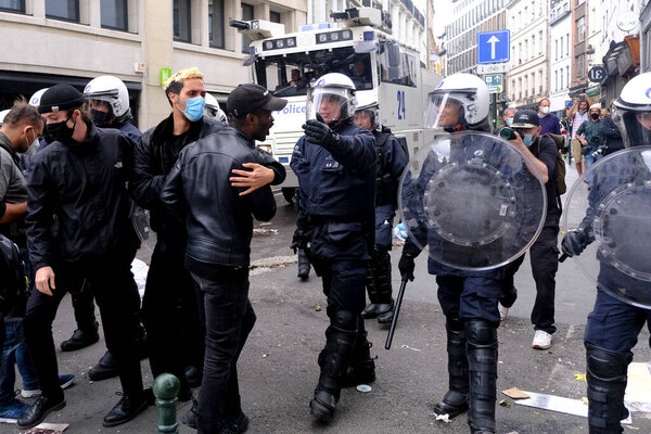 Демонстранты столкнулись с ОМОН во время антирасистского протеста против расового неравенства после смерти в Миннеаполисе Джорджа Флойда в Брюсселе, Бельгия, в июне. 7, 2020
.