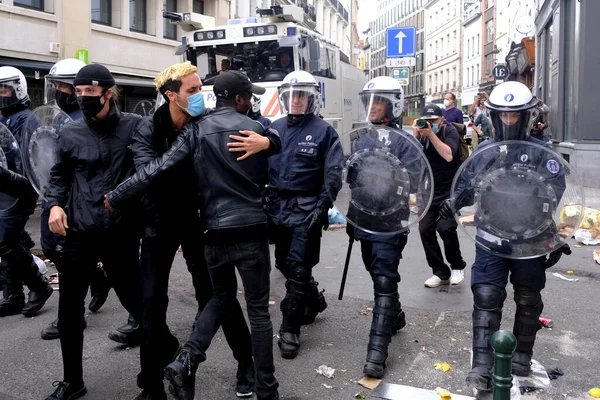 Demonstranci Zderzyli Sie Policją Podczas Protestu Przeciwko Rasizmowi Przeciwko Nierównosci — Zdjęcie stockowe