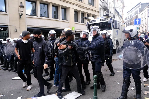 Manifestantes Enfrentaron Con Policía Antidisturbios Durante Una Protesta Antirracista Contra — Foto de Stock