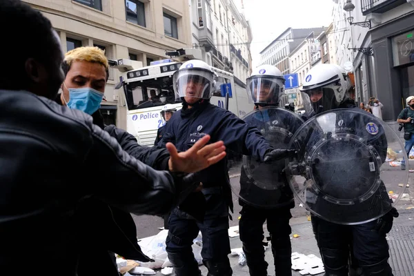 Manifestantes Enfrentaron Con Policía Antidisturbios Durante Una Protesta Antirracista Contra — Foto de Stock